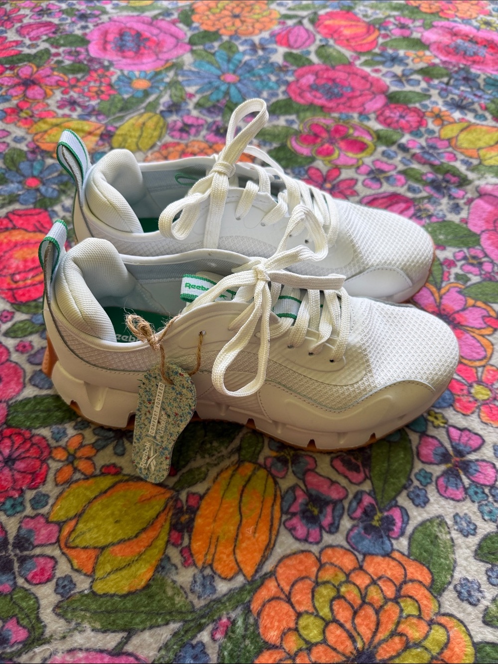 NWT Women’s size 8 Reebok Zig Dynamica, white with dark green